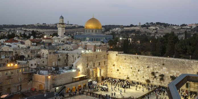 View over the Western Wall (Wailing Wall) and the Dome of the Rock Mosque, UNESCO World Heritage Site, Jerusalem, Israel, Middle East