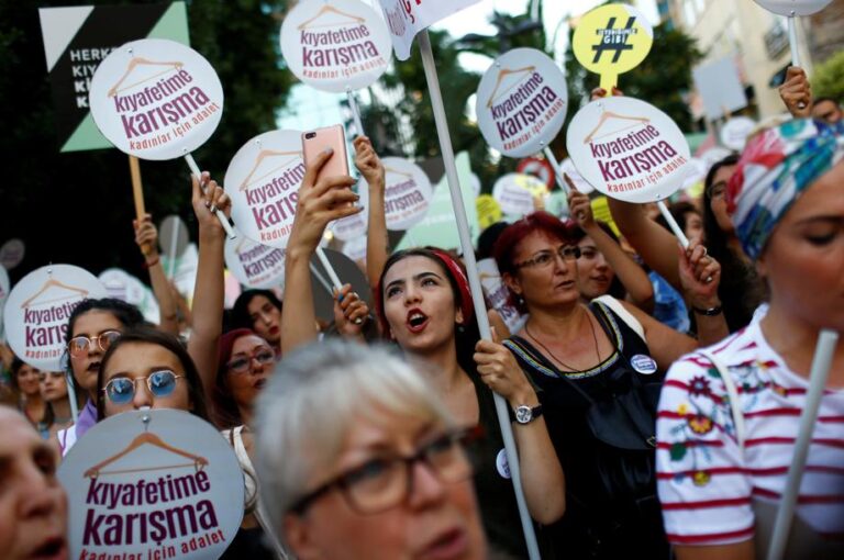 La “Nuova Turchia” e la sua progressiva islamizzazione. “Autobus rosa” e segregazione femminile.