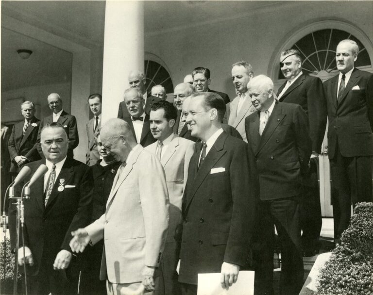 Dwight D. Eisenhower e John Foster Dulles: Roll-Back, New Look e la strategia della rappresaglia massiccia.