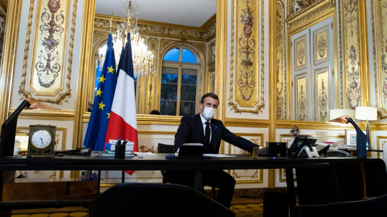 La Francia laicista e lo scontro frontale con l’Islam.