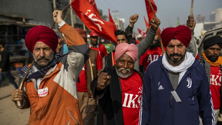 Le proteste degli agricoltori indiani fanno retrocedere il BJP