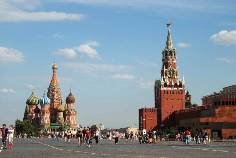 L’Occidente parla, la Russia racconta