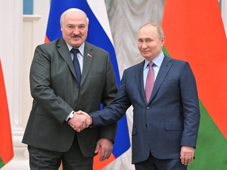 Lukashenko rinnova la fedeltà a Mosca e schiera la truppe al confine ucraino