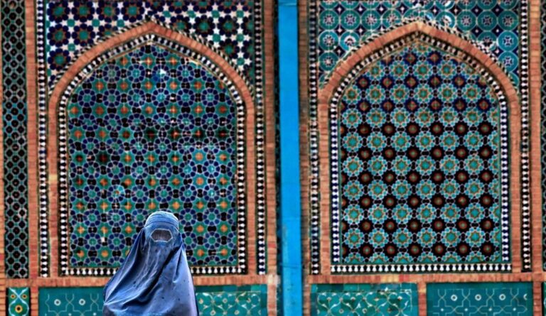 Afghanistan: i Talebani ordinano alle donne di coprirsi il volto in pubblico