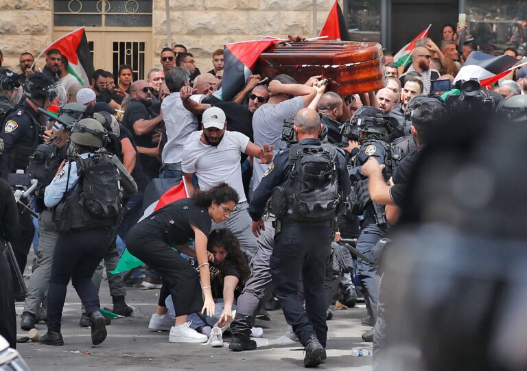 La polizia israeliana attacca civili in lutto durante il funerale della giornalista Shireen Abu Akleh