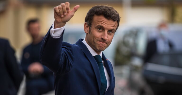 Macron vittoria in “chiaroscuro”
