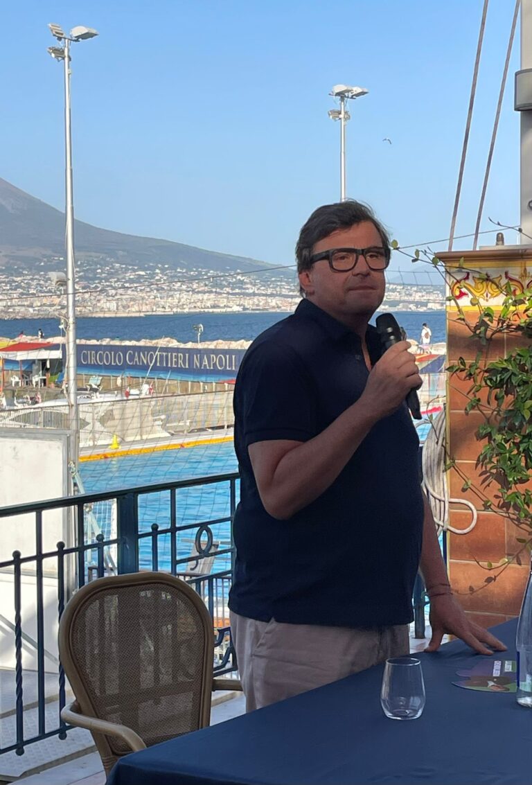 Napoli, Calenda alla presentazione del suo libro «Potete pensare di non occuparvi della politica, ma la politica si occupa di voi»
