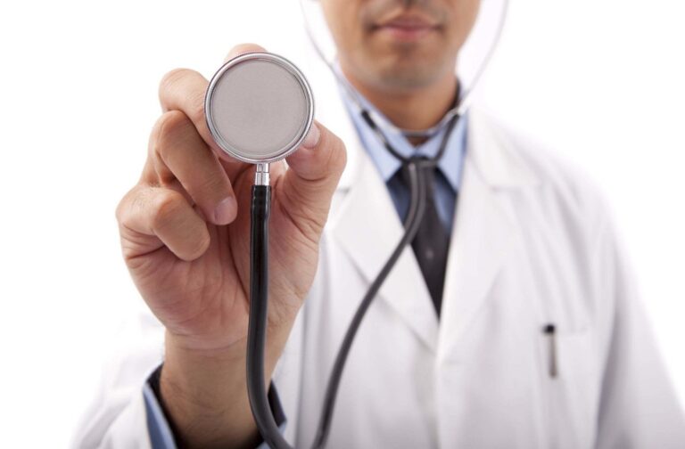 Cassazione: non effettuare una visita medica domiciliare vìola l’articolo 328