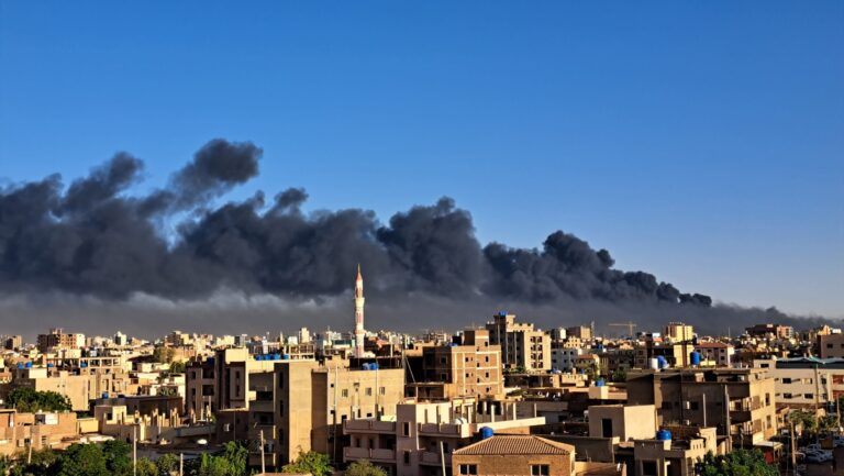 Sudan: gli Stati Uniti evacuano tutto il personale dell’ambasciata. Anche gli italiani sono pronti a partire