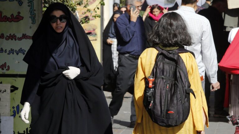 Hijab e castità, la nuova legge iraniana minaccia le donne