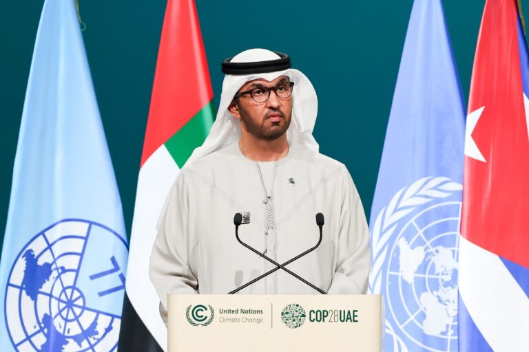 Al Jaber annuncia la transizione dai combustibili fossili: così si chiude la COP28