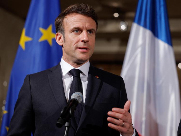 Macron: “Non escludiamo l’invio di uomini in Ucraina. La Russia non deve vincere”