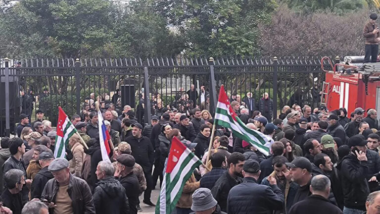 Proteste in Abcasia, il presidente Alsan Bzhania lascia la capitale