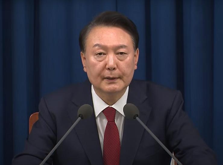 Il presidente sudcoreano Yoon afferma che revocherà la legge marziale d’emergenza e le truppe si ritireranno