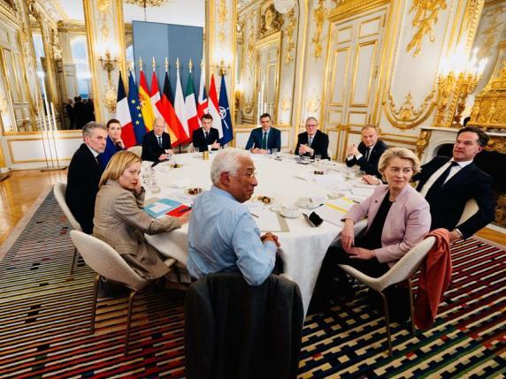 L’Europa tagliata fuori dai negoziati, chiede una pace giusta per Ucraina