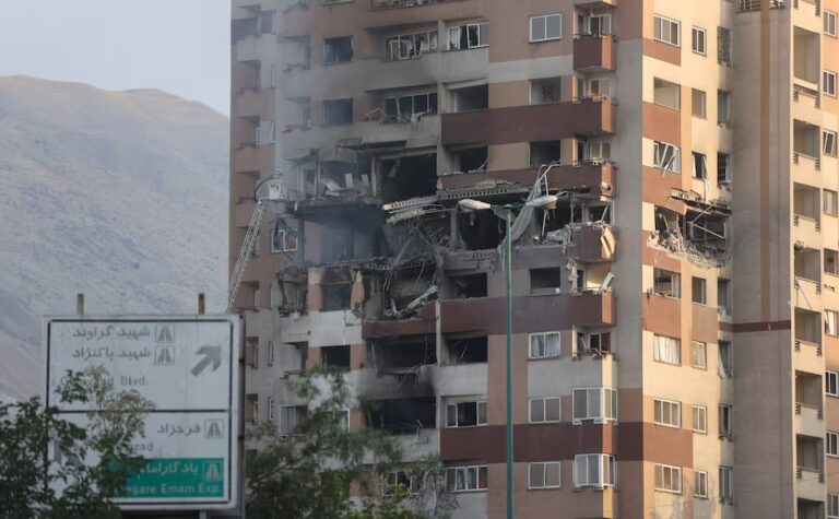 Israele attacca l’Iran: colpiti siti nucleari e vertici militari. Teheran promette vendetta