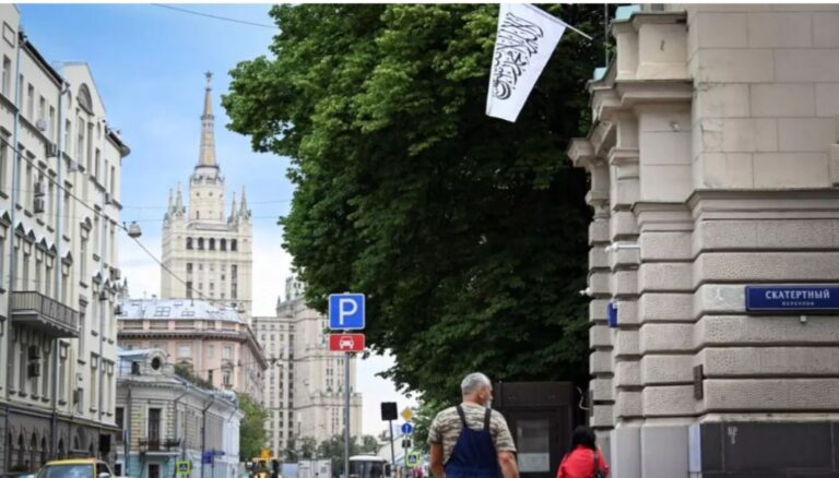 Una nuova bandiera sventola a Mosca