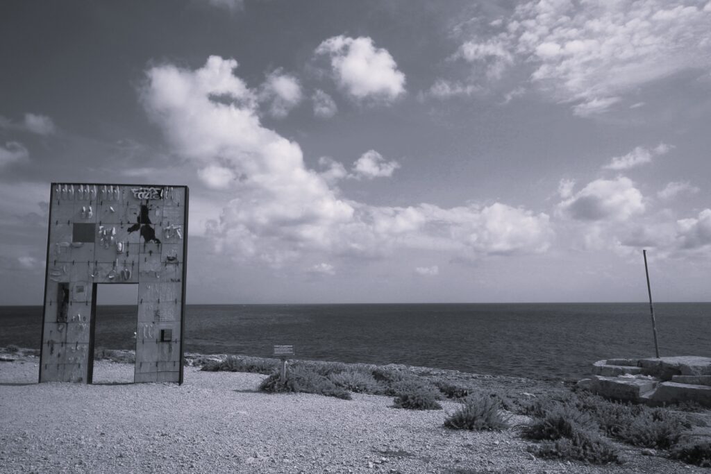 Vista del mare di Lampedusa, simbolo dei luoghi di arrivo degli/delle MSNA in Italia.
