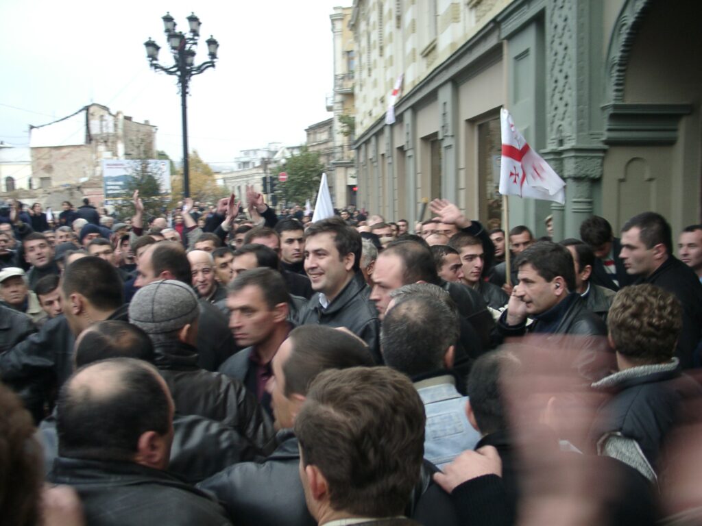 Mikheil Saak'ashvili con i manifestanti. Fonte Wikipedia.