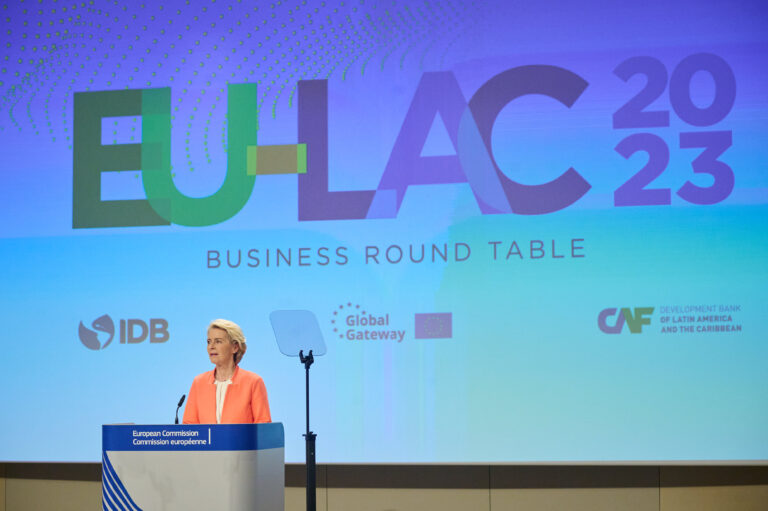 Ursula von der Leyen hablando en la 3.ª cumbre UE-CELAC 2023 en Bruselas, con el logo EU-LAC 2023 proyectado detrás, sobre la iniciativa Global Gateway y la cooperación birregional UE-América Latina.