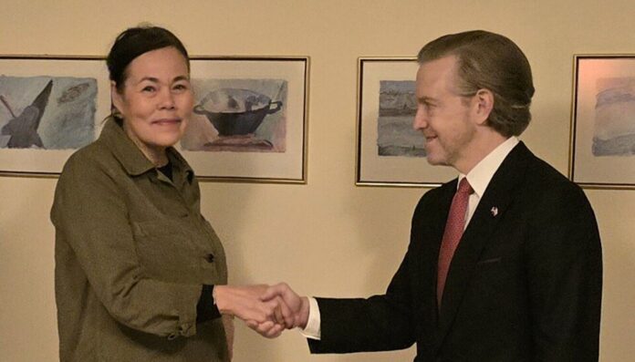 Naalakkersuisoq Vivian Motzfeldt stringe la mano all'ambasciatore statunitense Ken Howery prima dell'incontro odierno del Comitato congiunto. Foto: Morten Okkels