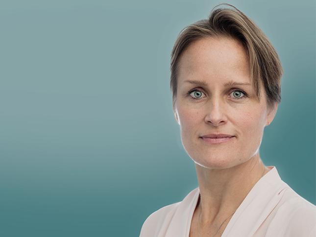 Blaise Metreweli è un agente di intelligence di carriera, entrato a far parte del Servizio nel 1999. Ha ricoperto diversi ruoli all'interno del Servizio, tra cui quello di Direttore Generale per la Tecnologia e l'Innovazione, o "Q". Blaise ha trascorso gran parte della sua carriera in ruoli operativi in ​​Medio Oriente e in Europa. Ha studiato Antropologia al Pembroke College di Cambridge. 