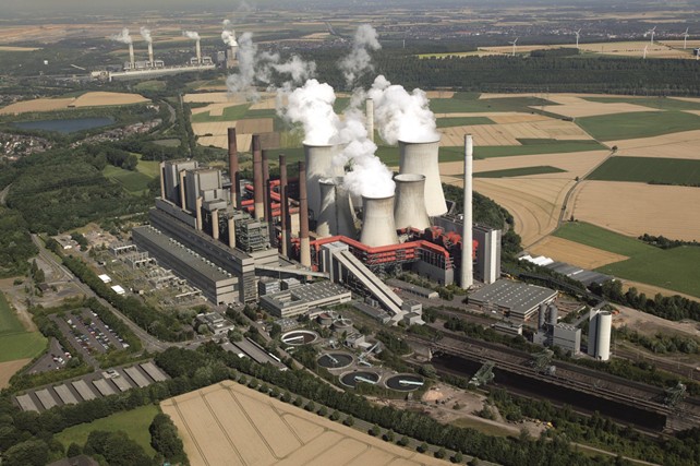 Centrale elettrica a lignite di Neurath, nello Stato tedesco del Nord Reno-Vestfalia, Germania. Fonte: https://www.cleanenergywire.org/news/coal-commission-draft-recommends-shielding-consumers-rising-power-prices-media