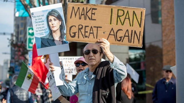Manifestazione a sostegno delle proteste antigovernative iraniane a Los Angeles, California, il 7 gennaio 2018. (Monica Almeida / Reuters)