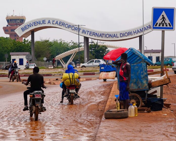Lo Stato Islamico rivendica l’attacco all’aeroporto di Niamey: scontri, accuse internazionali e nuovi timori per la sicurezza nel Sahel.