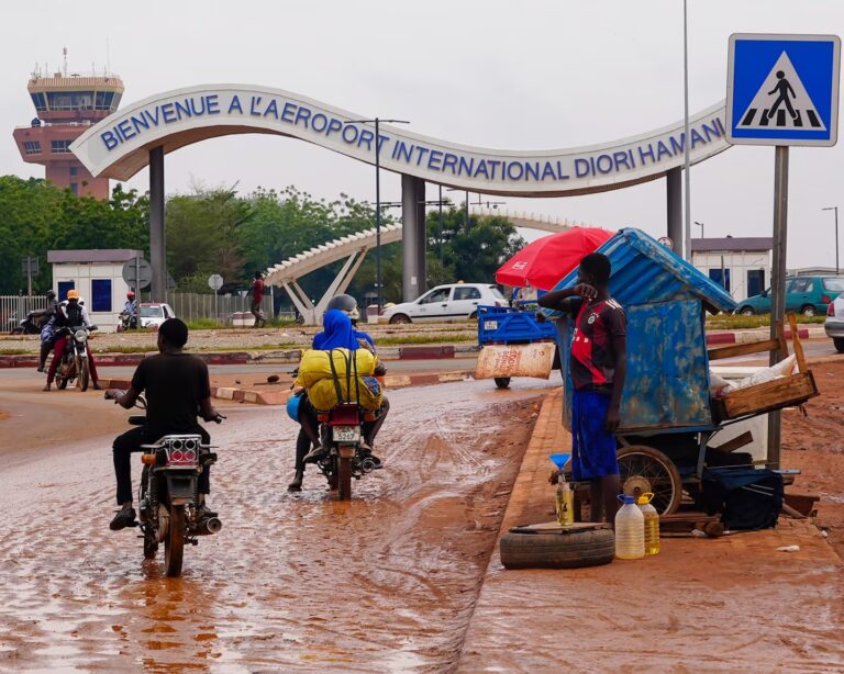 Lo Stato Islamico rivendica l’attacco all’aeroporto di Niamey: scontri, accuse internazionali e nuovi timori per la sicurezza nel Sahel.