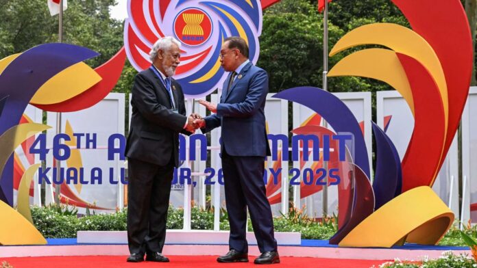 Il primo ministro di Timor Est Xanana Gusmao saluta il primo ministro malese Anwar Ibrahim prima della sessione plenaria del vertice ASEAN a Kuala Lumpur, Malesia, il 26 maggio 2025 (foto in piscina di Mohd Rasfan tramite AP).