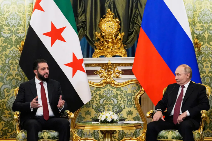 Il presidente siriano Ahmed al-Shara e il presidente russo Vladimir V. Putin sono stati a Mosca martedì. Bashar al-Assad, l'ex dittatore siriano rovesciato da al-Shara, si è rifugiato in Russia.