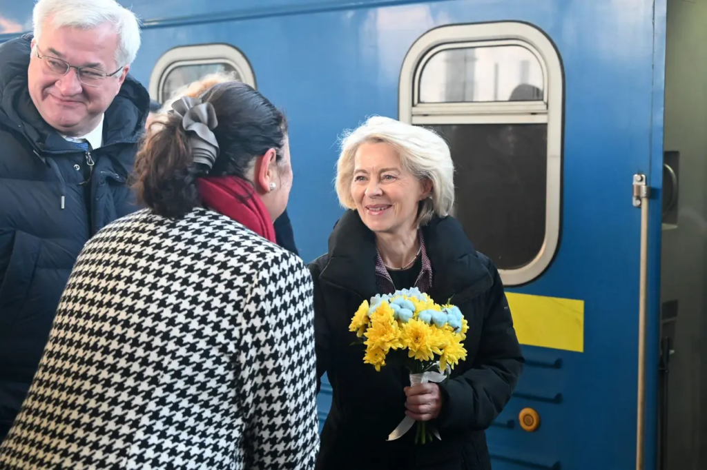 La presidente della Commissione europea Ursula von der Leyen arriva a Kiev, in Ucraina, il 24 febbraio 2026. (Andreas Stein/picture alliance tramite Getty Images)