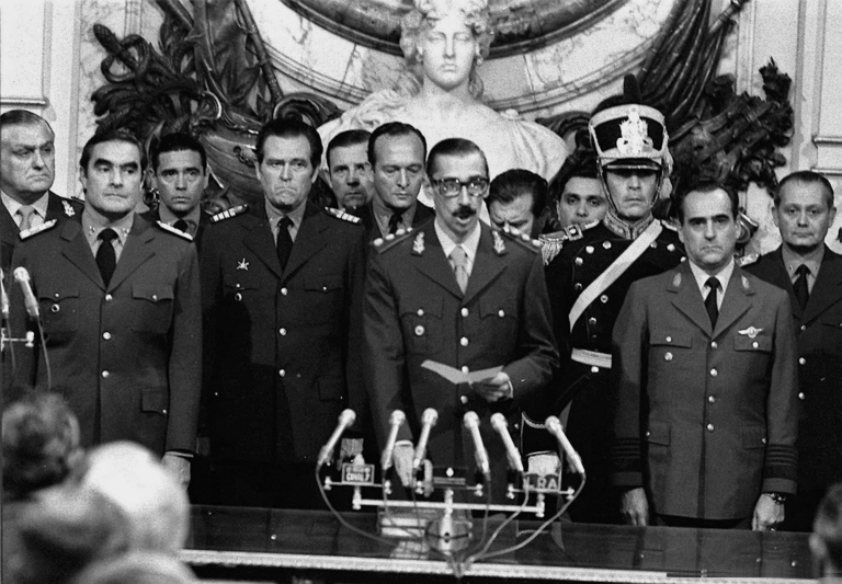 il generale Jorge Rafael Videla giura come presidente dell'Argentina dopo il successo del colpo di Stato del 24 marzo 1976