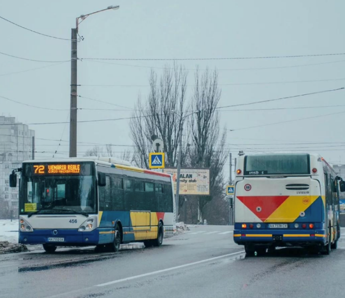 Da Torino a Kharkiv: gli autobus GTT per l’Ucraina in un reportage