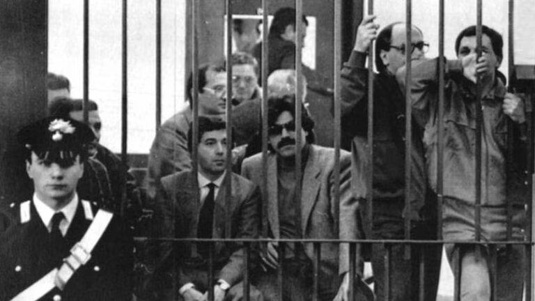 Processo alla mafia. Nella foto un gruppo di imputati durante il processo