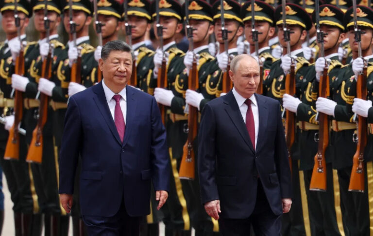 Il presidente russo Vladimir Putin, a destra, e il presidente cinese Xi Jinping passano in rassegna la guardia d'onore durante una cerimonia di benvenuto nella Grande Sala del Popolo a Pechino, mercoledì 20 maggio 2026. Maxim Shemetov/Pool Reuters