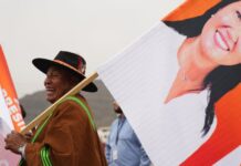 Il ritorno dei Fujimori: la Señora K è la nuova presidente del Perú Un sostenitore regge uno striscione della candidata presidenziale Keiko Fujimori durante il suo comizio conclusivo della campagna elettorale a Lima, in Perù, giovedì. Rodrigo Abd / AP Photo/Rodrigo Abd