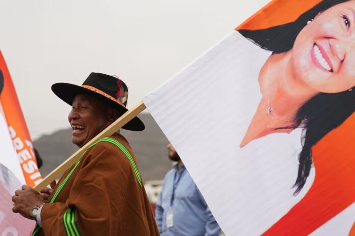 Un sostenitore regge uno striscione della candidata presidenziale Keiko Fujimori durante il suo comizio conclusivo della campagna elettorale a Lima, in Perù, giovedì. Rodrigo Abd / AP Photo/Rodrigo Abd Un sostenitore regge uno striscione della candidata presidenziale Keiko Fujimori durante il suo comizio conclusivo della campagna elettorale a Lima, in Perù, giovedì. Rodrigo Abd / AP Photo/Rodrigo Abd