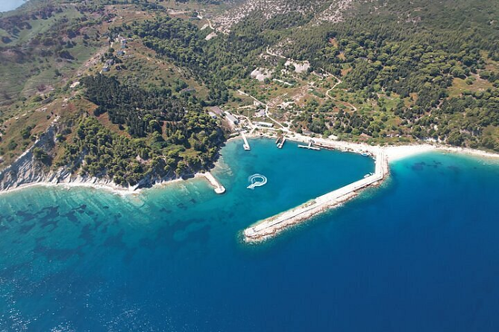 L'isola di Sazan (o Saseno), situata all'ingresso della baia di Valona in Albania L'isola di Sazan (o Saseno), situata all'ingresso della baia di Valona in Albania
