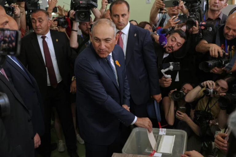 Il primo ministro armeno Nikol Pashinyan, al centro, vota in un seggio elettorale durante le elezioni parlamentari a Yerevan, in Armenia, domenica 7 giugno 2026.