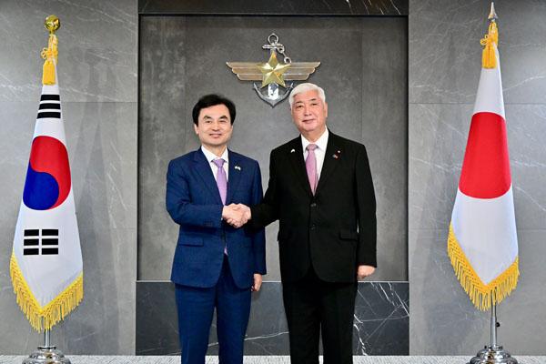 Ministro della Difesa del Giappone Nakatani ha incontrato Kim Yong-hyun, Ministro della Difesa Nazionale della Repubblica di Corea.