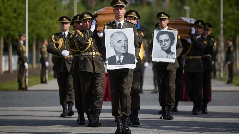 I resti di Andrii Melnyk, storico leader dell’Organizzazione dei Nazionalisti Ucraini (OUN), e di sua moglie Sofiia Fedak-Melnyk sono stati nuovamente sepolti lunedì nel cimitero nazionale militare commemorativo vicino a Kiev, alla presenza del presidente ucraino Volodymyr Zelensky e di altri funzionari dello Stato.