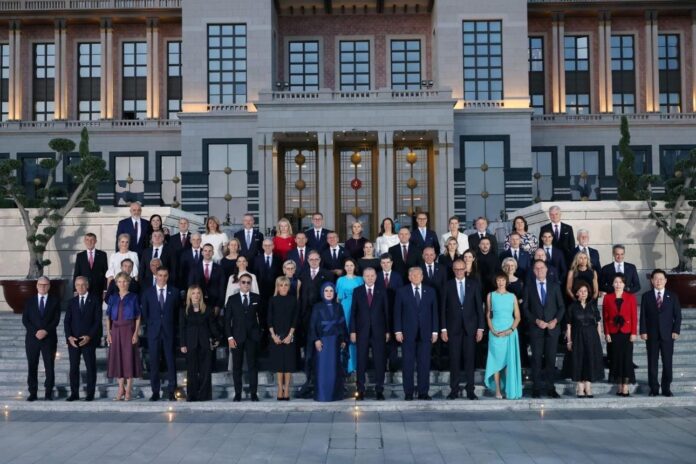 I leader dei Paesi membri della NATO durante la foto ufficiale del Vertice di Ankara