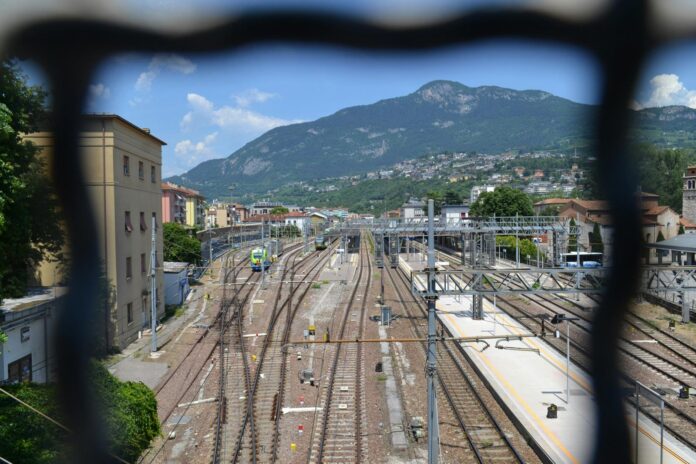 Autore: Viktor Rejent (⁠viktor_rejent⁠)/ Unsplash Lo snodo ferroviario come laboratorio della modernizzazione infrastrutturale italiana, tra spinte all'efficienza e tempi della burocrazia locale.