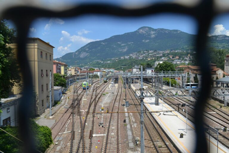 Autore: Viktor Rejent (⁠viktor_rejent⁠)/ Unsplash Lo snodo ferroviario come laboratorio della modernizzazione infrastrutturale italiana, tra spinte all'efficienza e tempi della burocrazia locale.