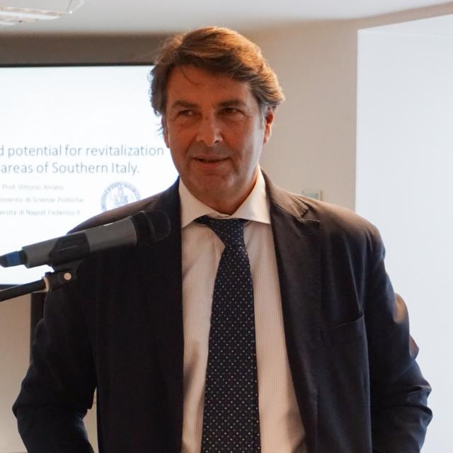  Vittorio Amato, ordinario di Geografia Politica ed Economica e già direttore del Dipartimento di Scienze Politiche presso l'Università degli Studi di Napoli Federico II