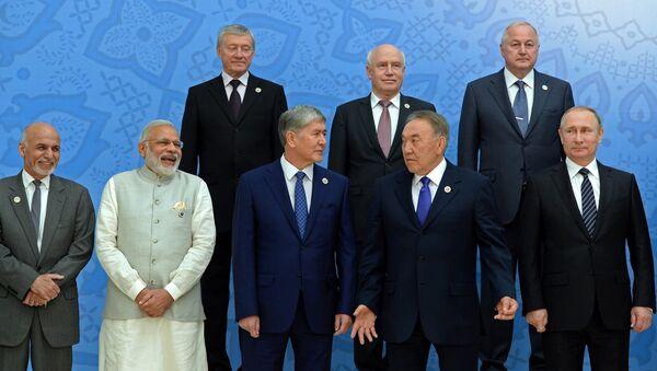 Bishkek, 1 settembre 2026. I leader degli Stati membri della Shanghai Cooperation Organisation (SCO) durante la foto di gruppo del 26° Consiglio dei Capi di Stato dell'organizzazione, riunito nella capitale kirghiza in occasione del 25° anniversario della SCO. Foto: Xinhua/Wang Ye.