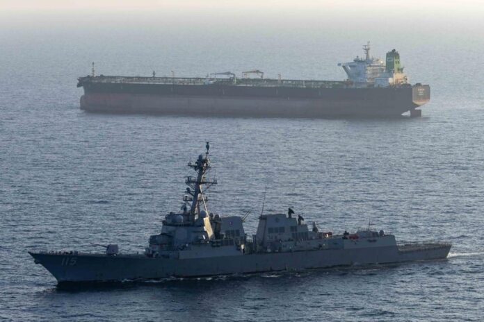 Competizione USA-Cina sui semiconduttori La fotografia Reuters mostra circuiti e semiconduttori con le bandiere americana e cinese: è molto efficace per rappresentare la guerra tecnologica e il controllo delle filiere strategiche. Competizione USA-Cina sui semiconduttori La fotografia Reuters mostra circuiti e semiconduttori con le bandiere americana e cinese: è molto efficace per rappresentare la guerra tecnologica e il controllo delle filiere strategiche.