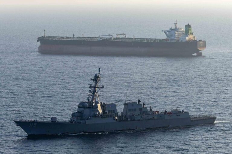 Competizione USA-Cina sui semiconduttori La fotografia Reuters mostra circuiti e semiconduttori con le bandiere americana e cinese: è molto efficace per rappresentare la guerra tecnologica e il controllo delle filiere strategiche.